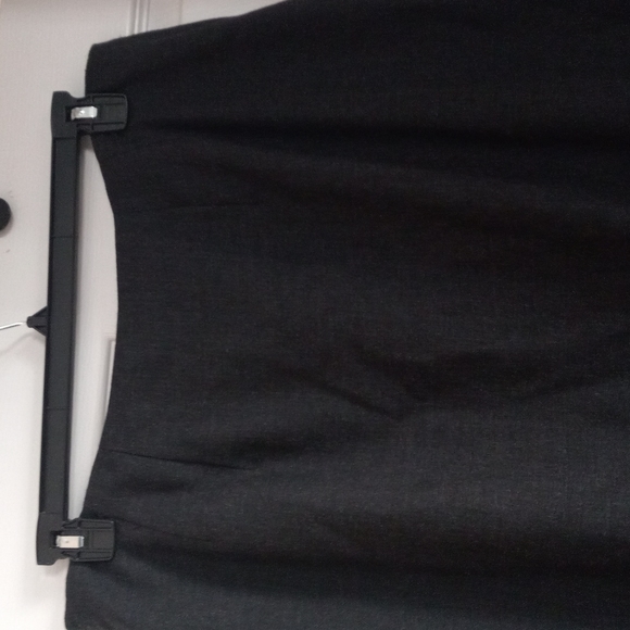 Women charcoal grey wool skirt, with the fringes at the bottom. - Picture 4 of 4